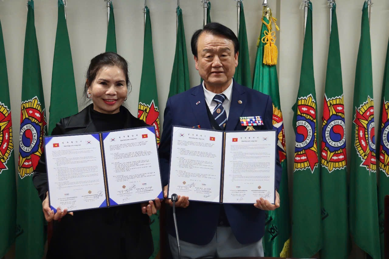 Chủ tịch Nguyễn Thị Minh Hà và Chủ tịch Lee Byung moo.JPG