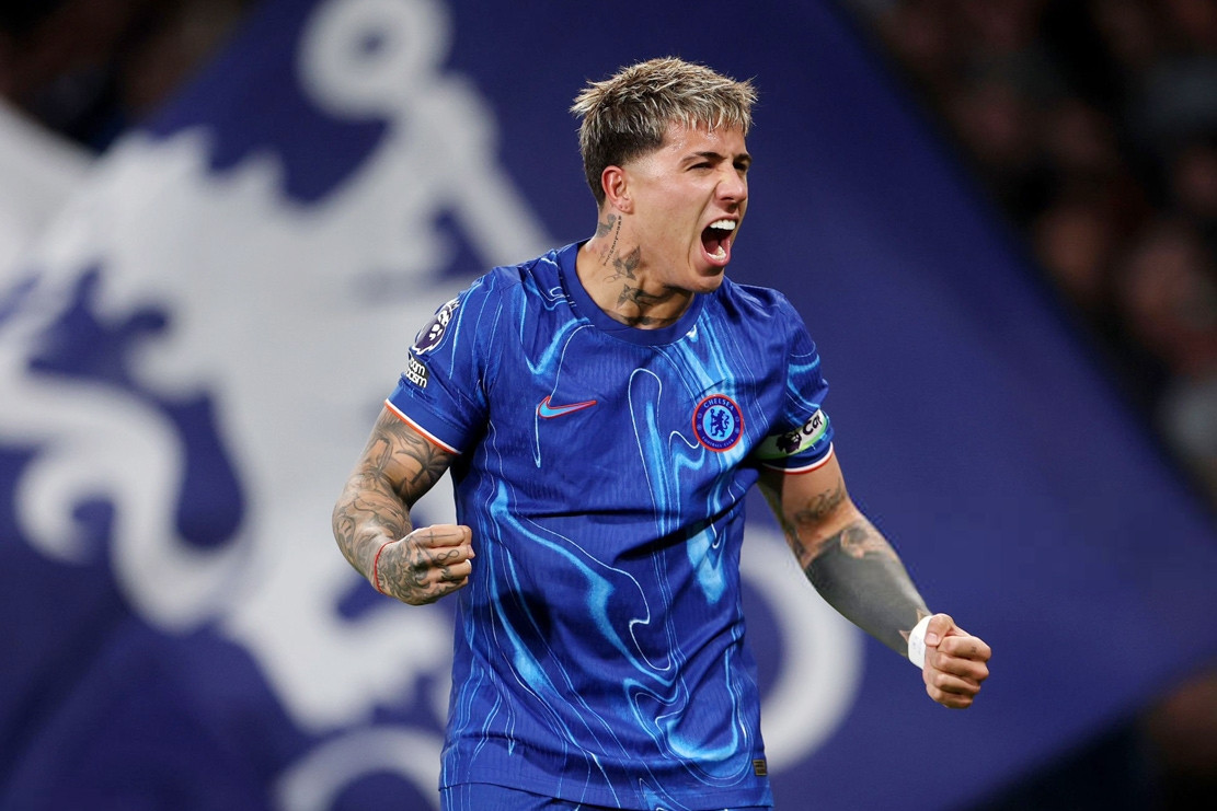 Đả bại Tottenham, Chelsea vượt Man City trên BXH