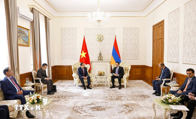 ttxvn-chu-tich-quoc-hoi-tran-thanh-man-hoi-dam-voi-chu-tich-quoc-hoi-armenia-alen-simonyan-0304-7.jpg
