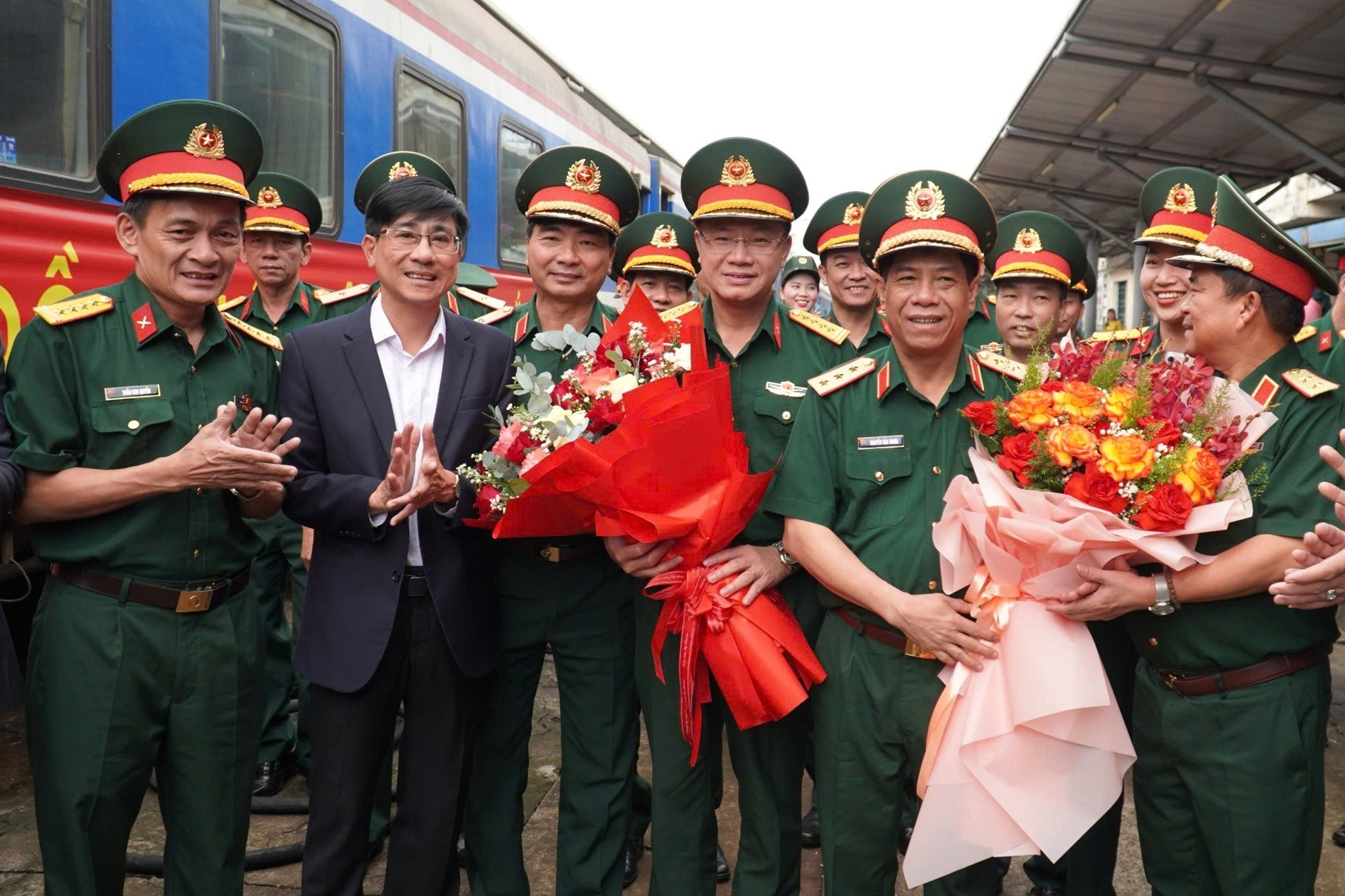 Đoàn tàu chở quân nhân vào miền Nam diễu binh được chào đón nồng ấm tại Đà Nẵng