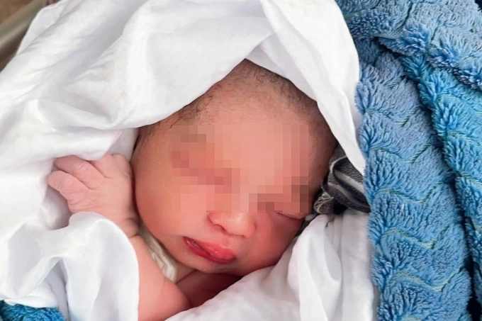 Hoàn cảnh đặc biệt của bé gái 2,6kg đẻ rơi trên thảm cỏ lề đường