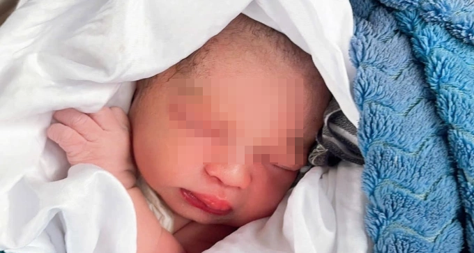 Hoàn cảnh đặc biệt của bé gái 2,6kg đẻ rơi trên thảm cỏ lề đường