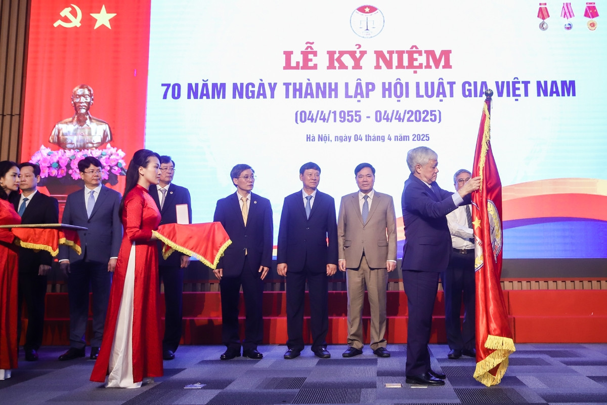 Hội Luật gia Việt Nam đón nhận Huân chương Lao động hạng Nhất