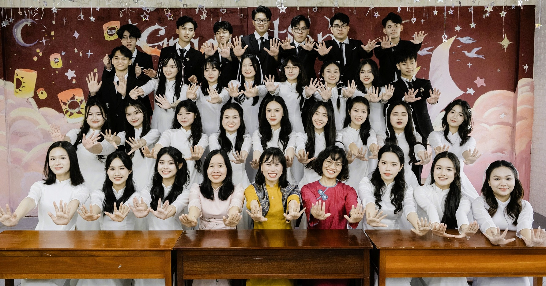 Lớp học có hơn nửa học sinh đạt IELTS 8.0, SAT 1500 trở lên