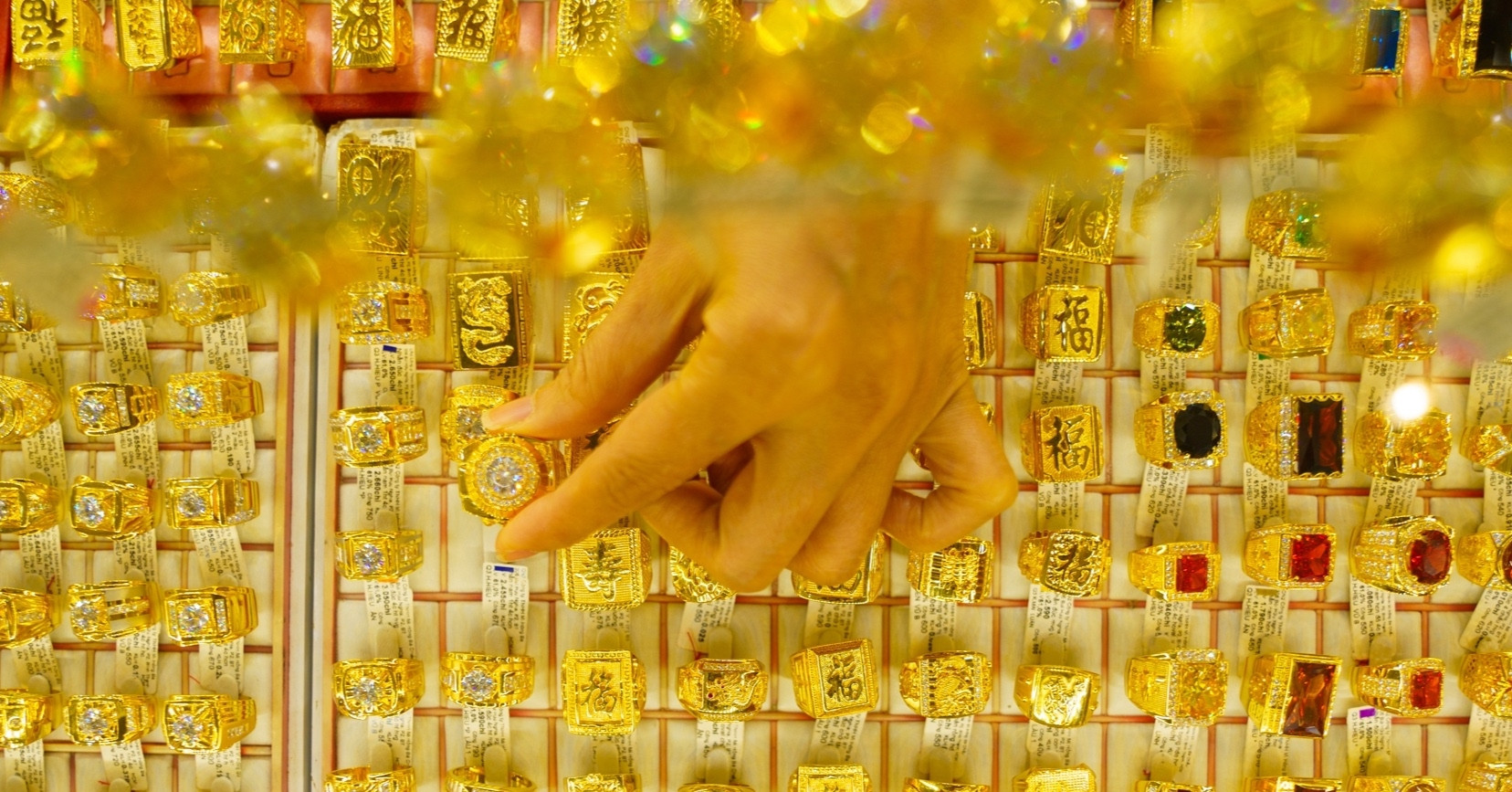 Giá vàng hôm nay 5/4/2025 diễn biến lạ, vàng SJC đứng vững 101 triệu đồng/lượng