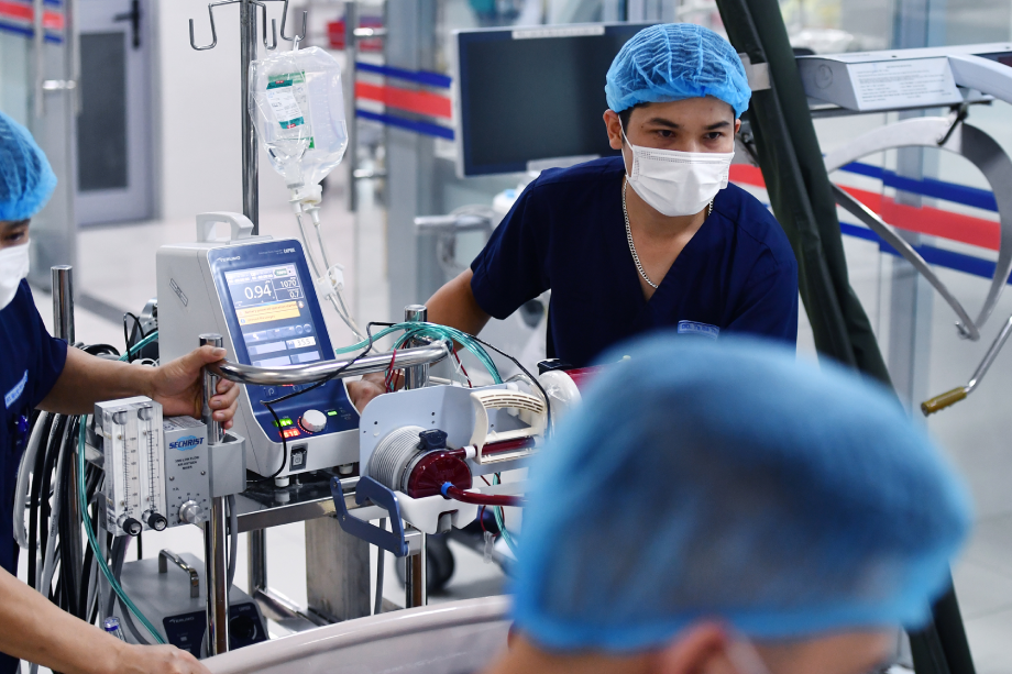 Mổ cấp cứu cho 2 nam sinh sau cơn đau dữ dội vùng kín