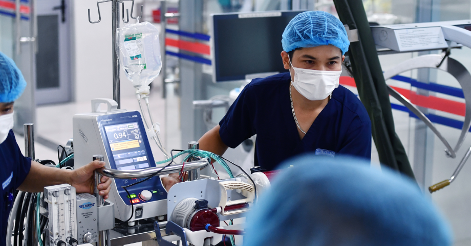 Mổ cấp cứu cho 2 nam sinh sau cơn đau dữ dội vùng kín