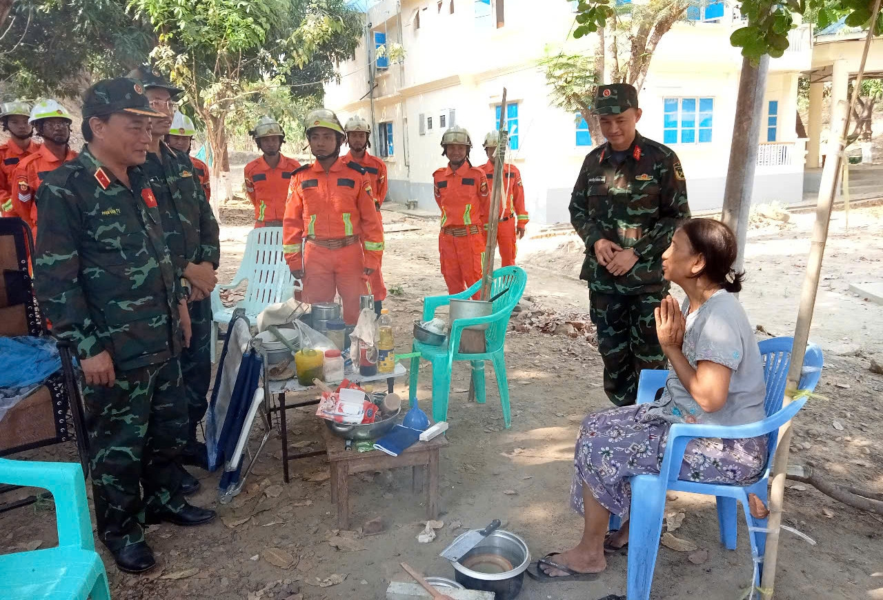 Món quà nhỏ bộ đội Việt Nam tặng gia đình Đại úy người Myanmar