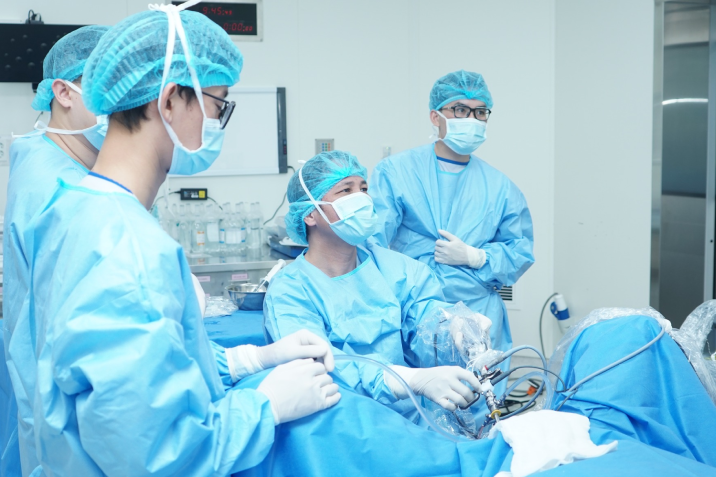 Người đàn ông được tiêm hơi nước 103 độ C chữa &amp;apos;bệnh khó nói&amp;apos;