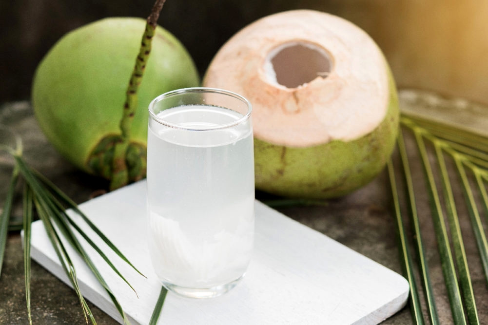 Người đàn ông tử vong sau khi uống một ngụm nước dừa