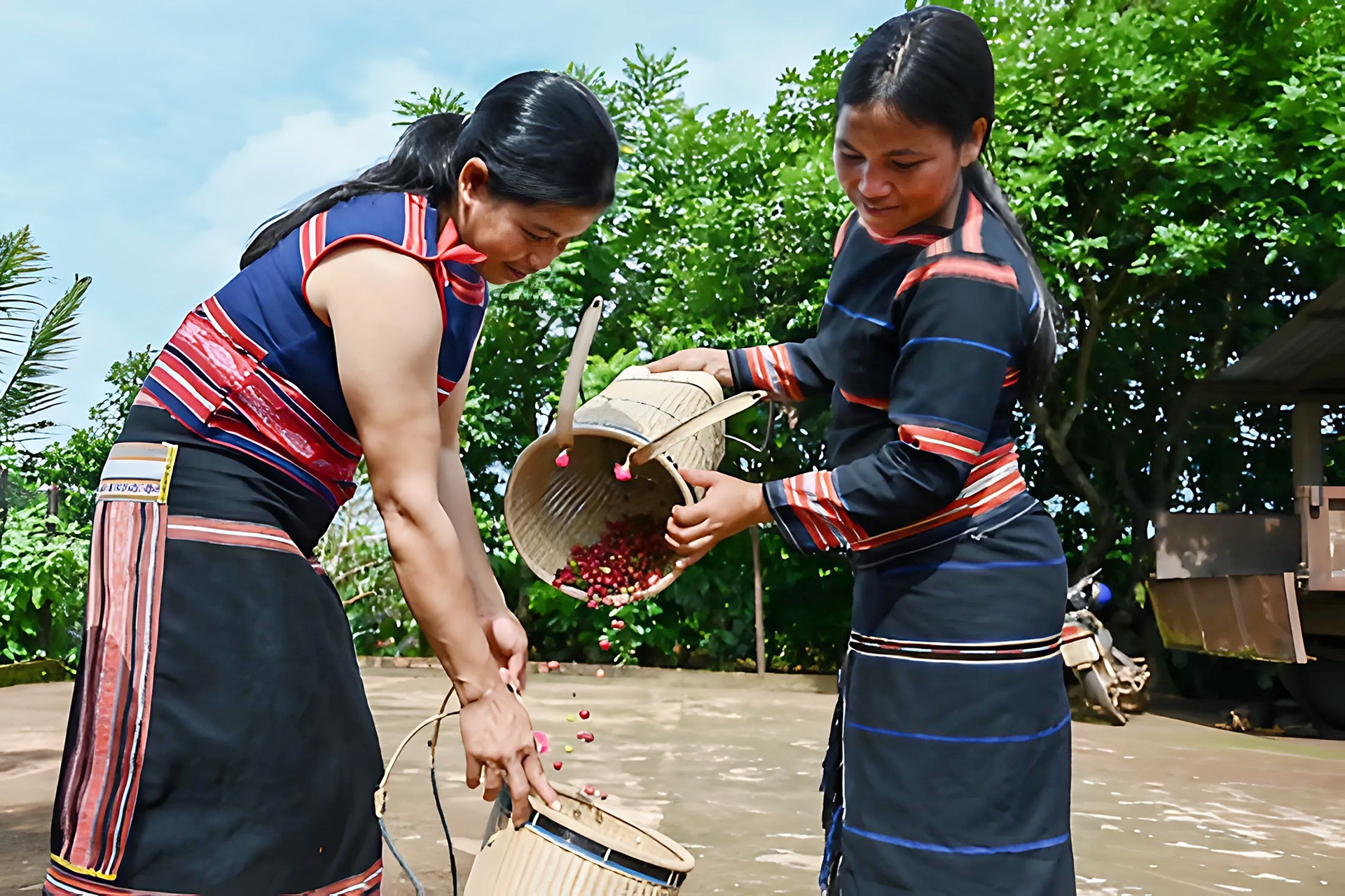Ông Trump áp thuế, hàng Việt có thể tìm lối đi mới vào 3 thị trường 3 tỷ dân