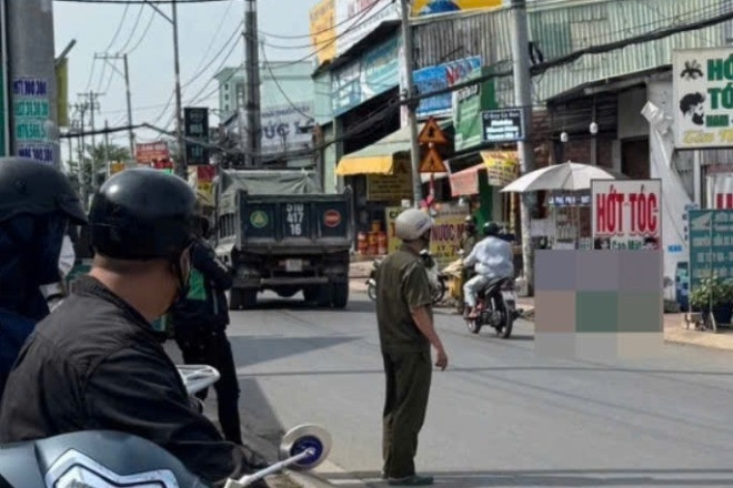 Phát hiện người đàn ông tử vong trong tư thế ngồi gục mặt xuống đường ở TPHCM