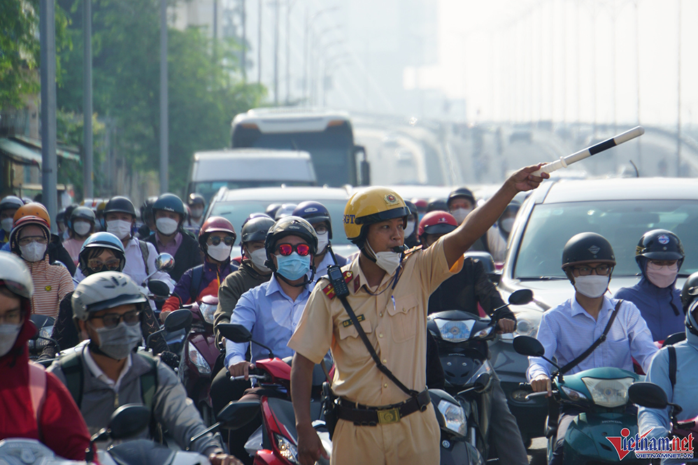 Phục vụ lắp đặt trận địa pháo, TPHCM hạn chế giao thông 5 tuyến đường trung tâm
