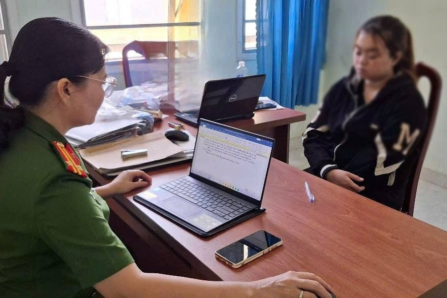 Tạm giữ hình sự bảo mẫu 26 tuổi đánh, tát liên tục vào đầu bé gái