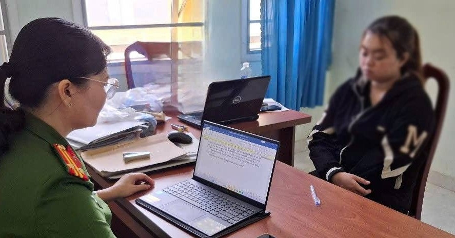 Tạm giữ hình sự bảo mẫu 26 tuổi đánh, tát liên tục vào đầu bé gái