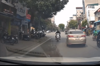 Thanh niên đi xe máy cãi cố khi bị nhắc nhở vì đi ngược chiều ở Hà Nội