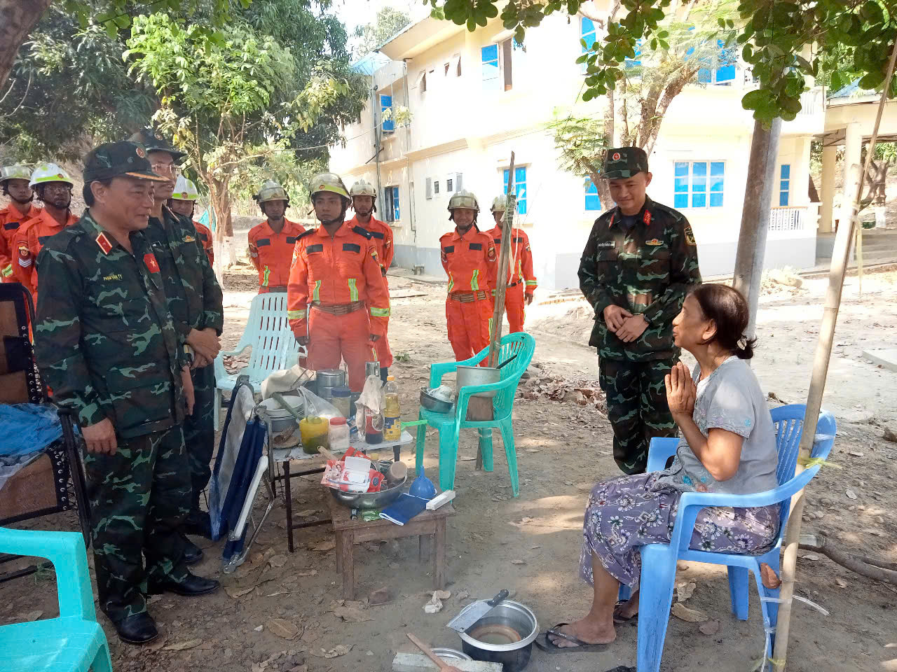 Thiếu tướng Phạm Văn Tỵ và đoàn động viên, hỏi thăm sức khỏe mẹ vợ Đại úy Myat.