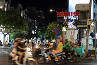 TPHCM: Phố ẩm thực ế ẩm, tiểu thương bấm điện thoại chờ khách