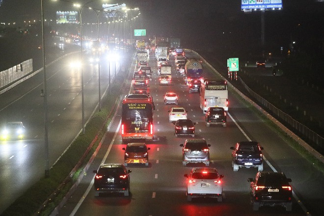 Nửa đêm, cửa ngõ Hà Nội vẫn ùn tắc kéo dài