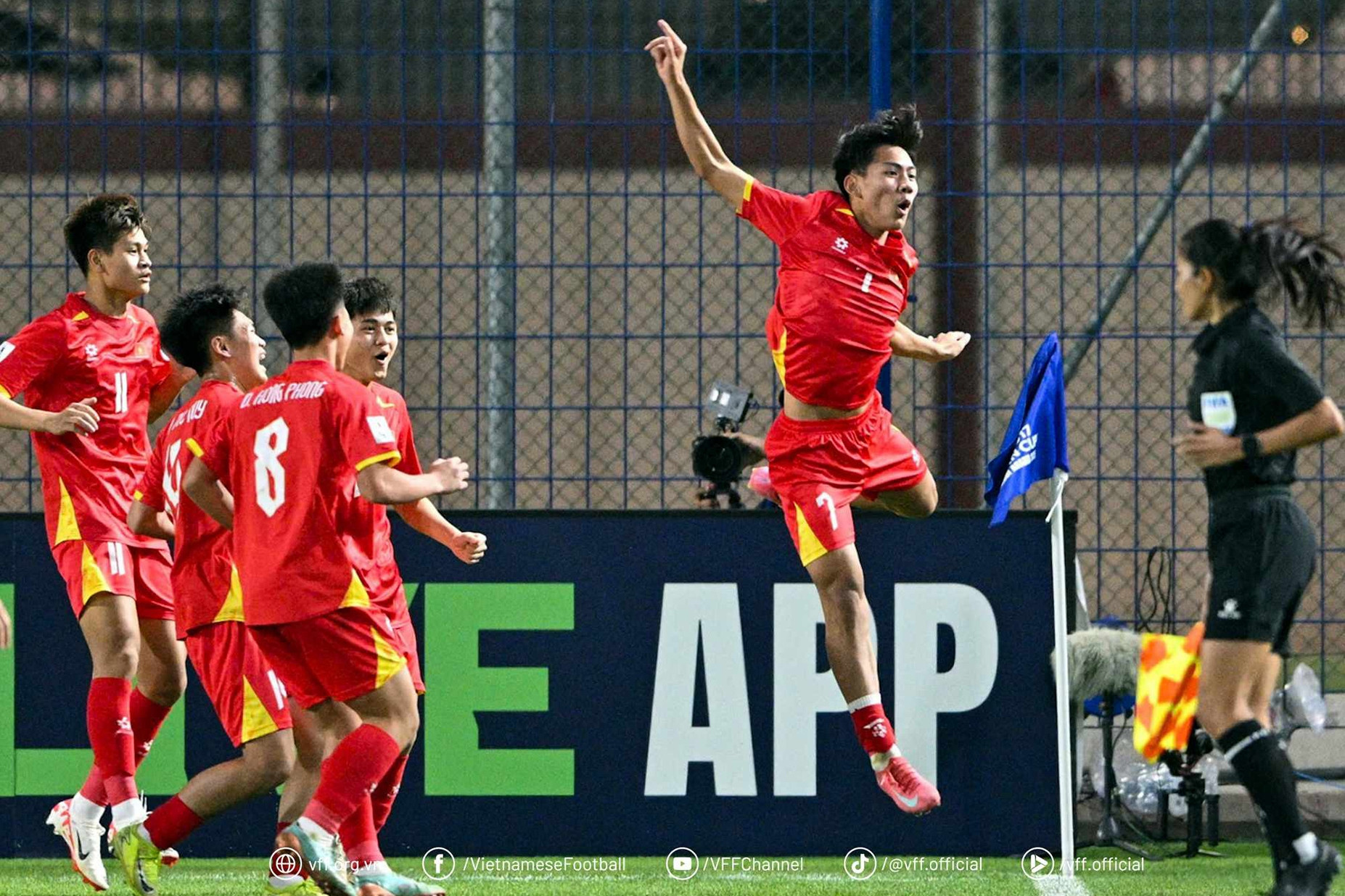 AFC tấm tắc khen cầu thủ U17 Việt Nam 'xé lưới' Australia