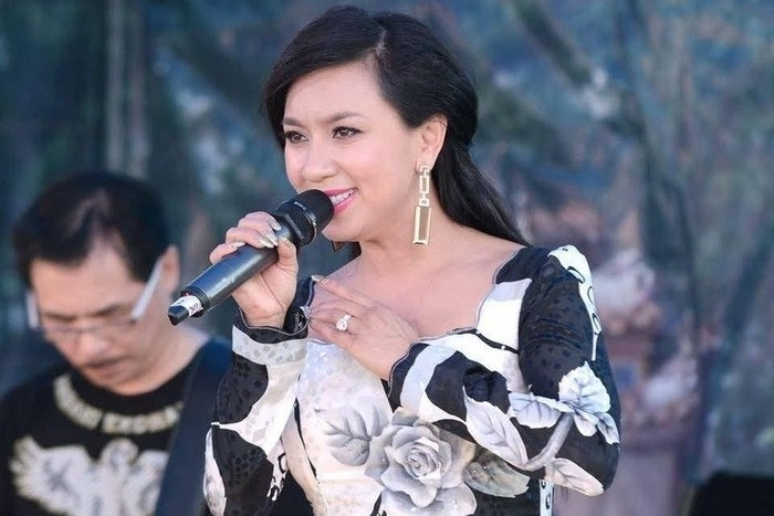 'Biểu tượng sexy' Y Phụng quyến rũ tuổi 46, Phương Oanh trốn con đi hẹn hò