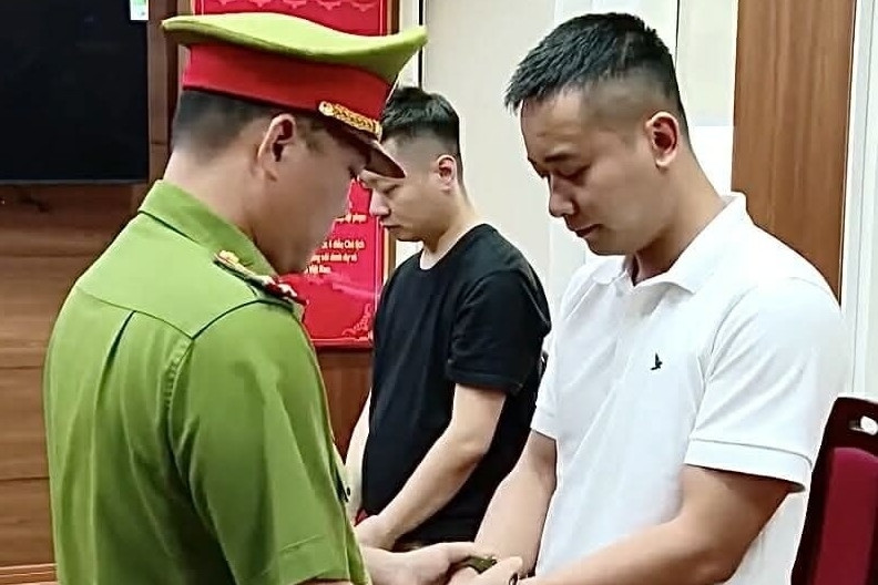 Bộ Công an tìm người mua kẹo Kera của Quang Linh Vlogs và Hằng Du Mục