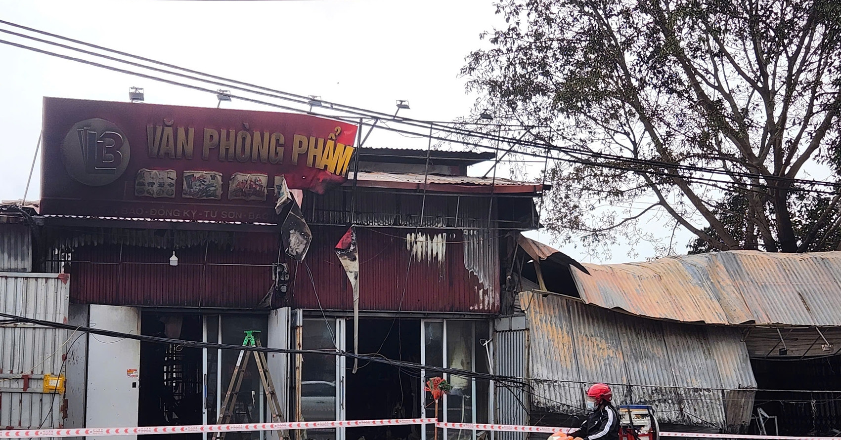 Cháy lớn tại kiot bán hàng ở Đồng Kỵ khiến 1 cháu bé tử vong