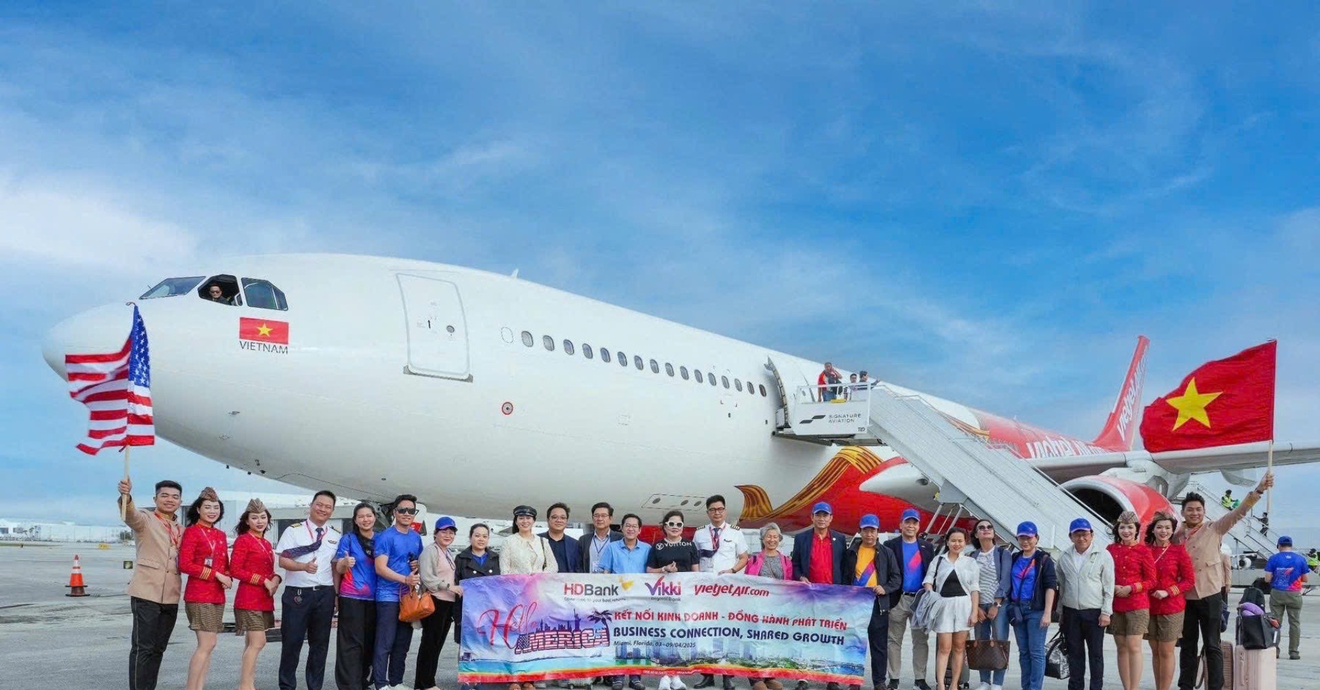 Chuyến bay chở gần 200 doanh nhân Việt Nam sang Mỹ kết nối hợp tác