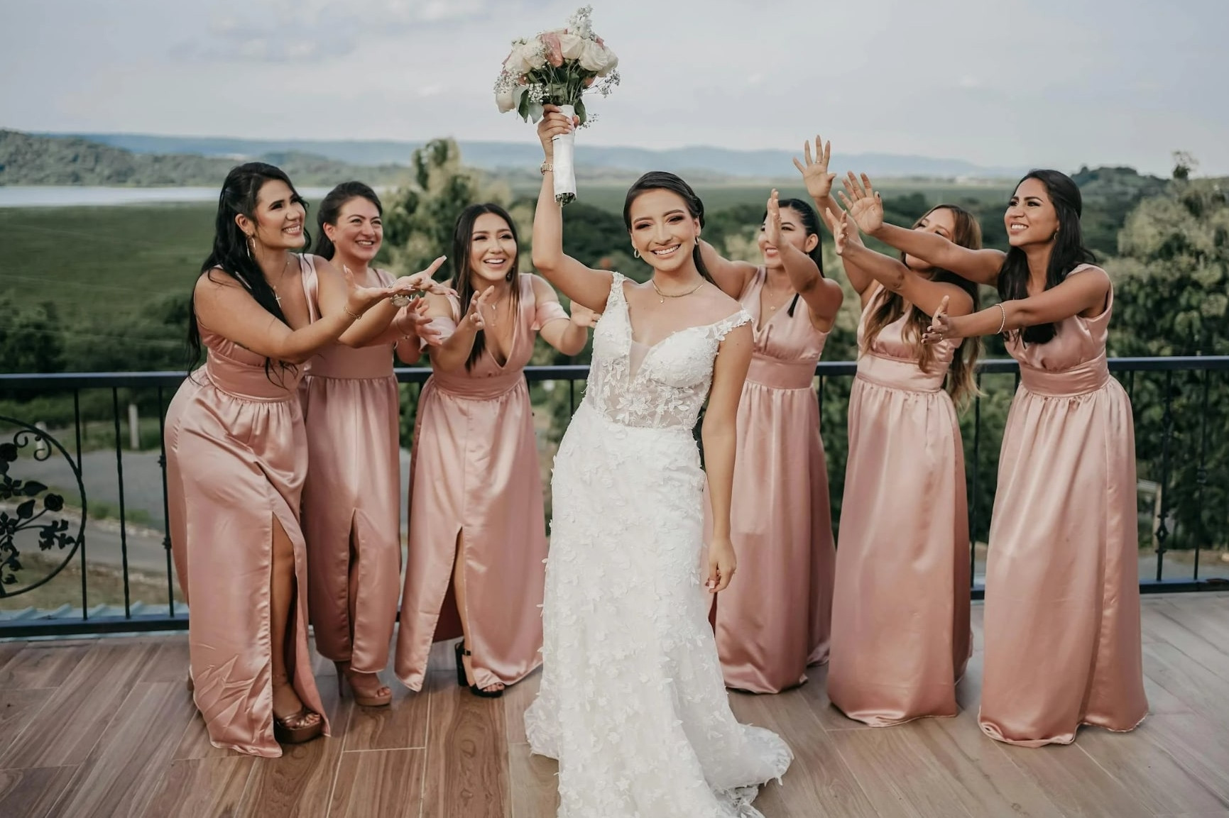 Cô gái choáng váng nhận được lời mời dự đám cưới của bạn thân lâu năm