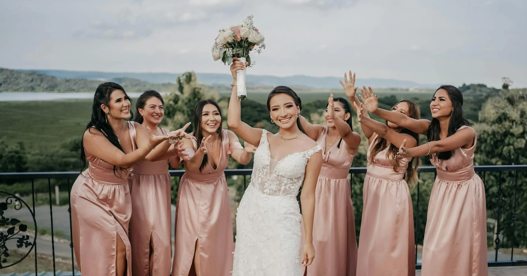 Cô gái choáng váng nhận được lời mời dự đám cưới của bạn thân lâu năm