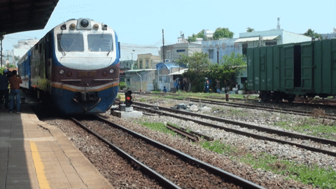 Người dân Đồng Nai hân hoan đón tàu đưa lực lượng diễu binh vào Nam