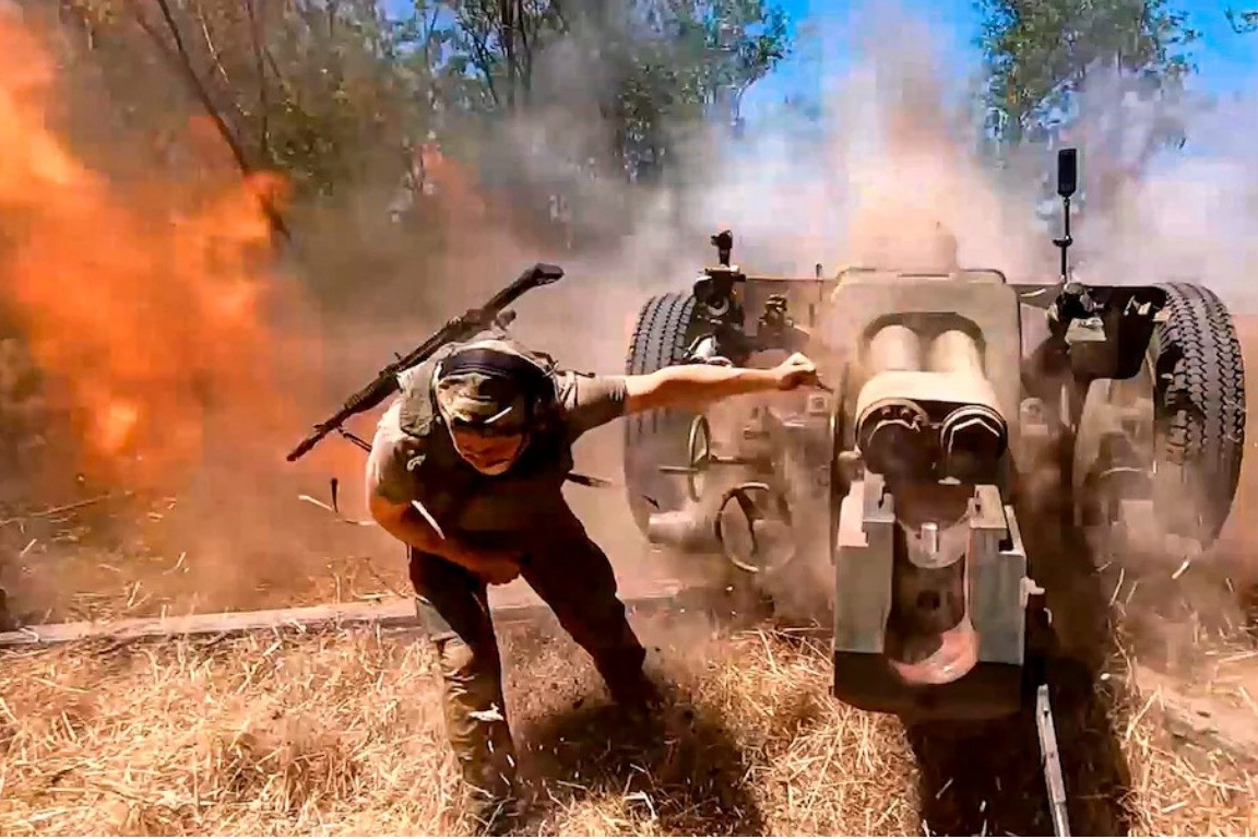 Quân nga nã pháo vào vị trí của Ukraine. Ảnh: Bộ Quốc phòng Nga/EPA