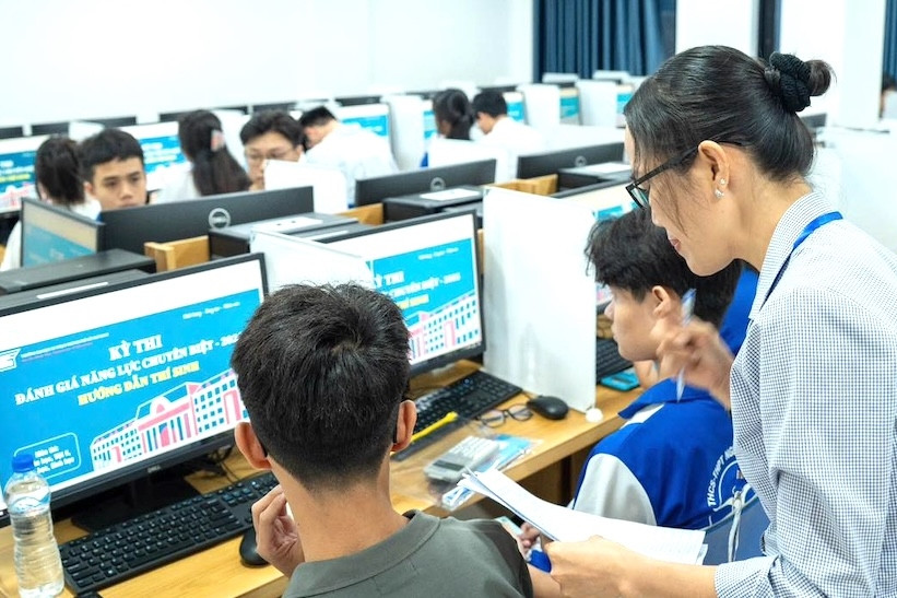 Hơn 10.000 thí sinh đang thi trên máy tính xét tuyển vào trường sư phạm, y dược