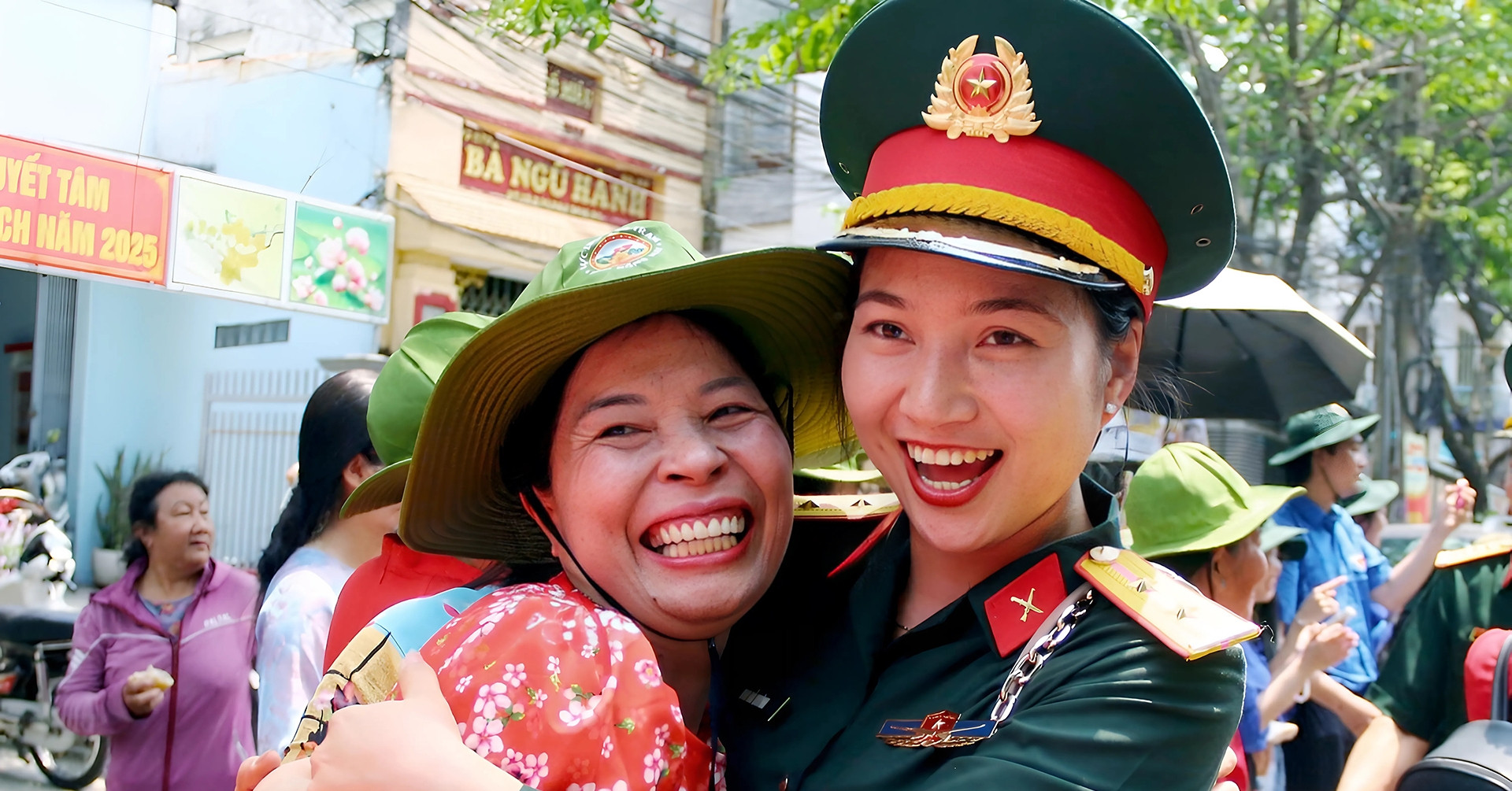Khoảnh khắc nữ quân nhân miền Bắc và người dân Đồng Nai ôm chặt như người thân