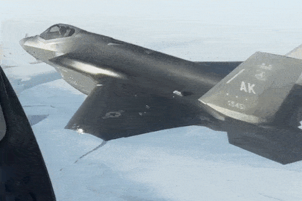 Khoảnh khắc tiêm kích F-35 của Mỹ áp sát 2 chiến đấu cơ Nga ở Alaska