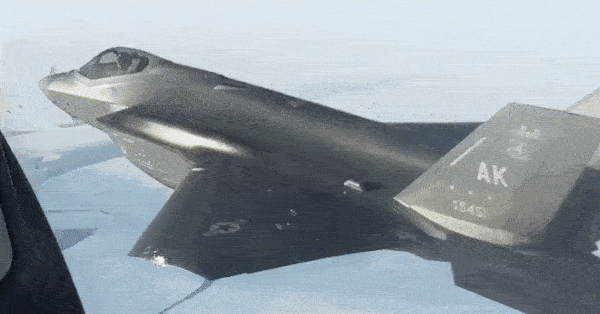 Khoảnh khắc tiêm kích F-35 của Mỹ áp sát 2 chiến đấu cơ Nga ở Alaska
