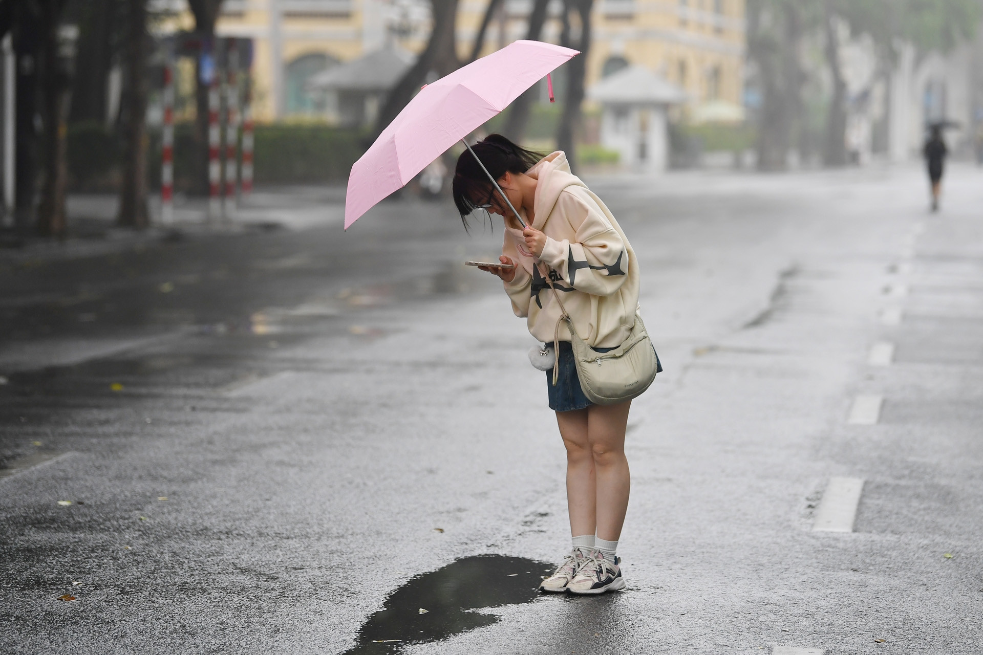 Không khí lạnh tăng cường yếu lệch đông, Hà Nội mưa rả rích nhiều ngày