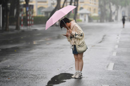 Không khí lạnh tăng cường yếu lệch đông, Hà Nội mưa rả rích nhiều ngày