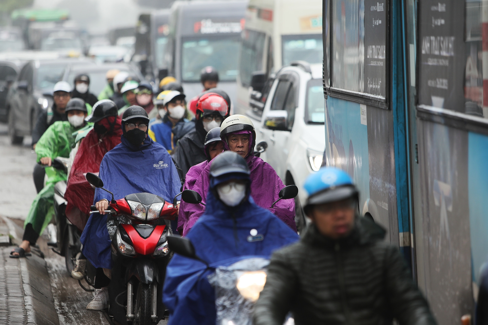 Người dân đội mưa, vượt ùn tắc ra cửa ngõ Hà Nội trong ngày đầu nghỉ lễ