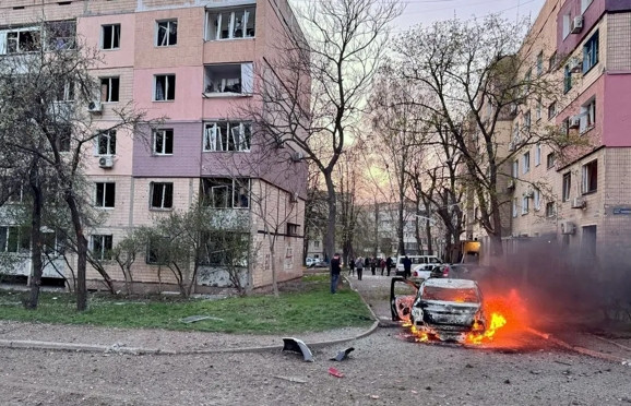 Quê nhà ông Zelensky bị tên lửa tấn công, Ukraine tố Nga tập kích nhà máy điện