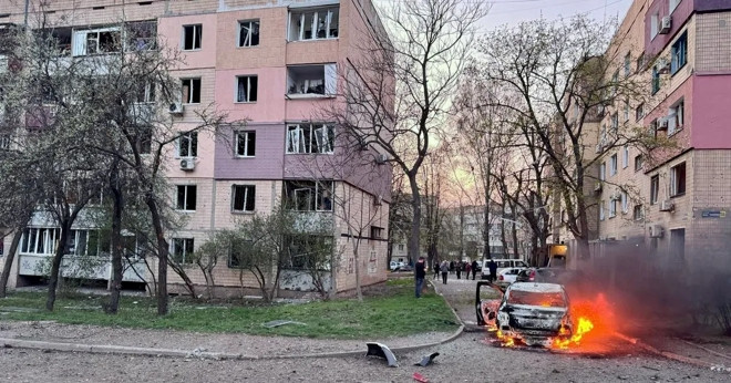 Quê nhà ông Zelensky bị tên lửa tấn công, Ukraine tố Nga tập kích nhà máy điện