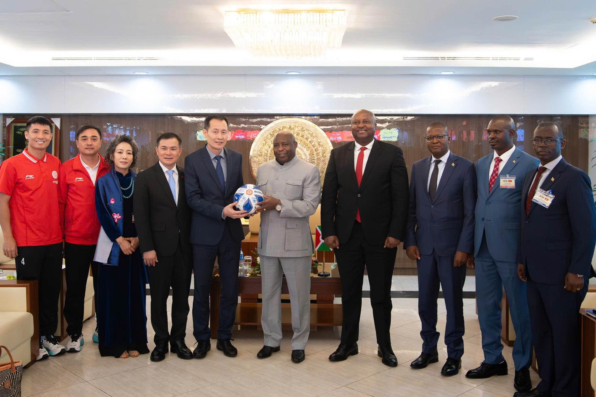 Tổng thống Cộng hòa Burundi thăm CLB Thể Công Viettel