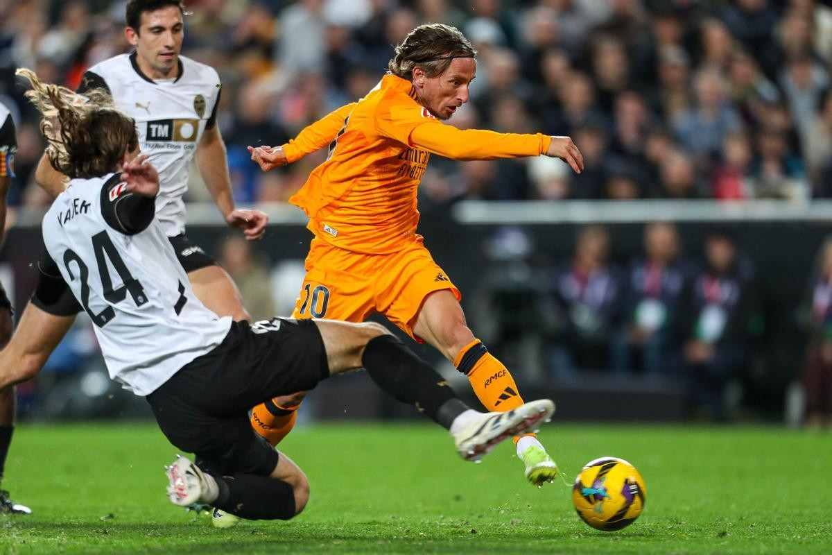 Trực tiếp bóng đá Real Madrid 0-1 Valencia: Vinicius hỏng 11m, chủ nhà trả giá