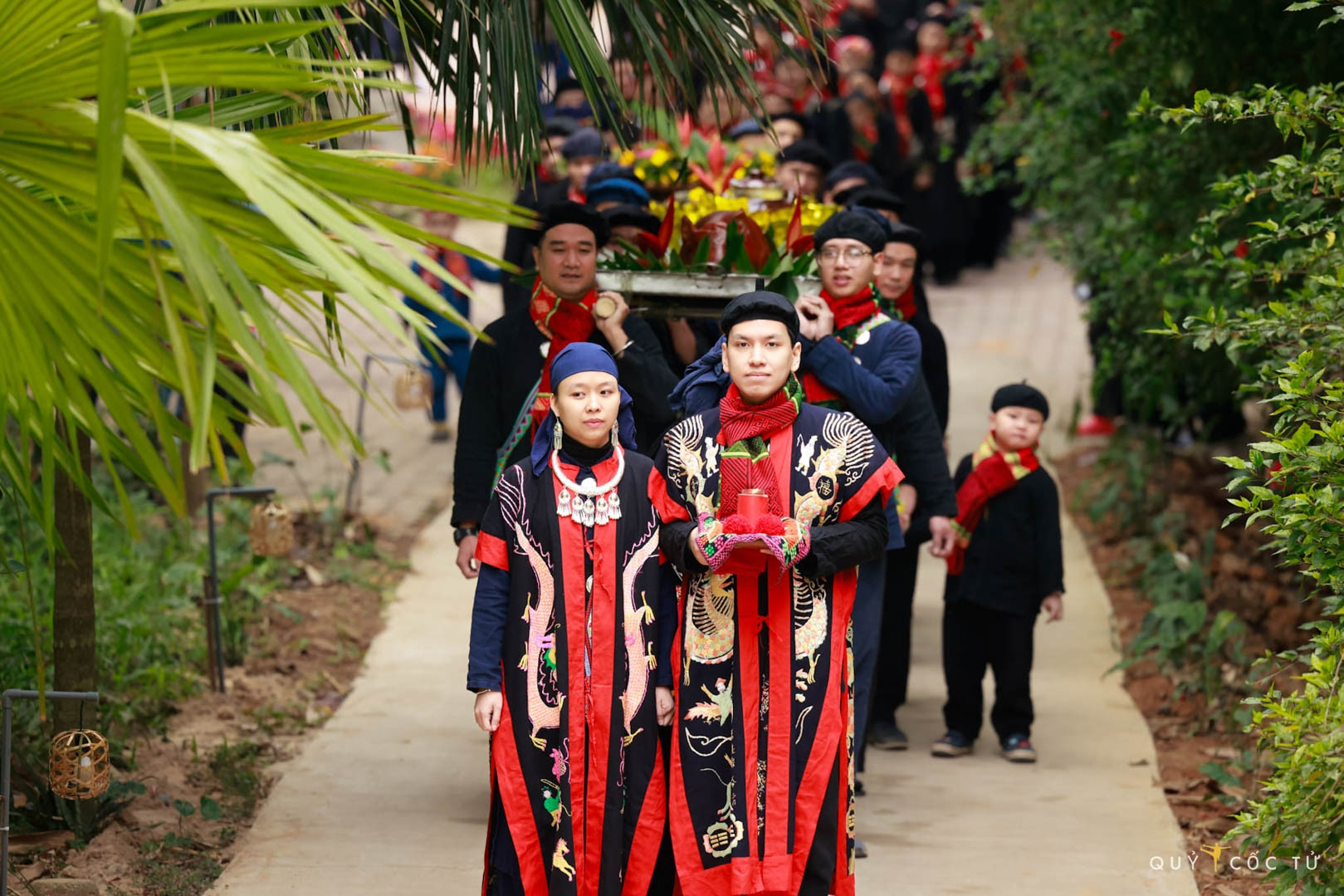 Về ngôi làng ăn chung, dùng đồ chung, tiền kiếm được cho vào quỹ chung