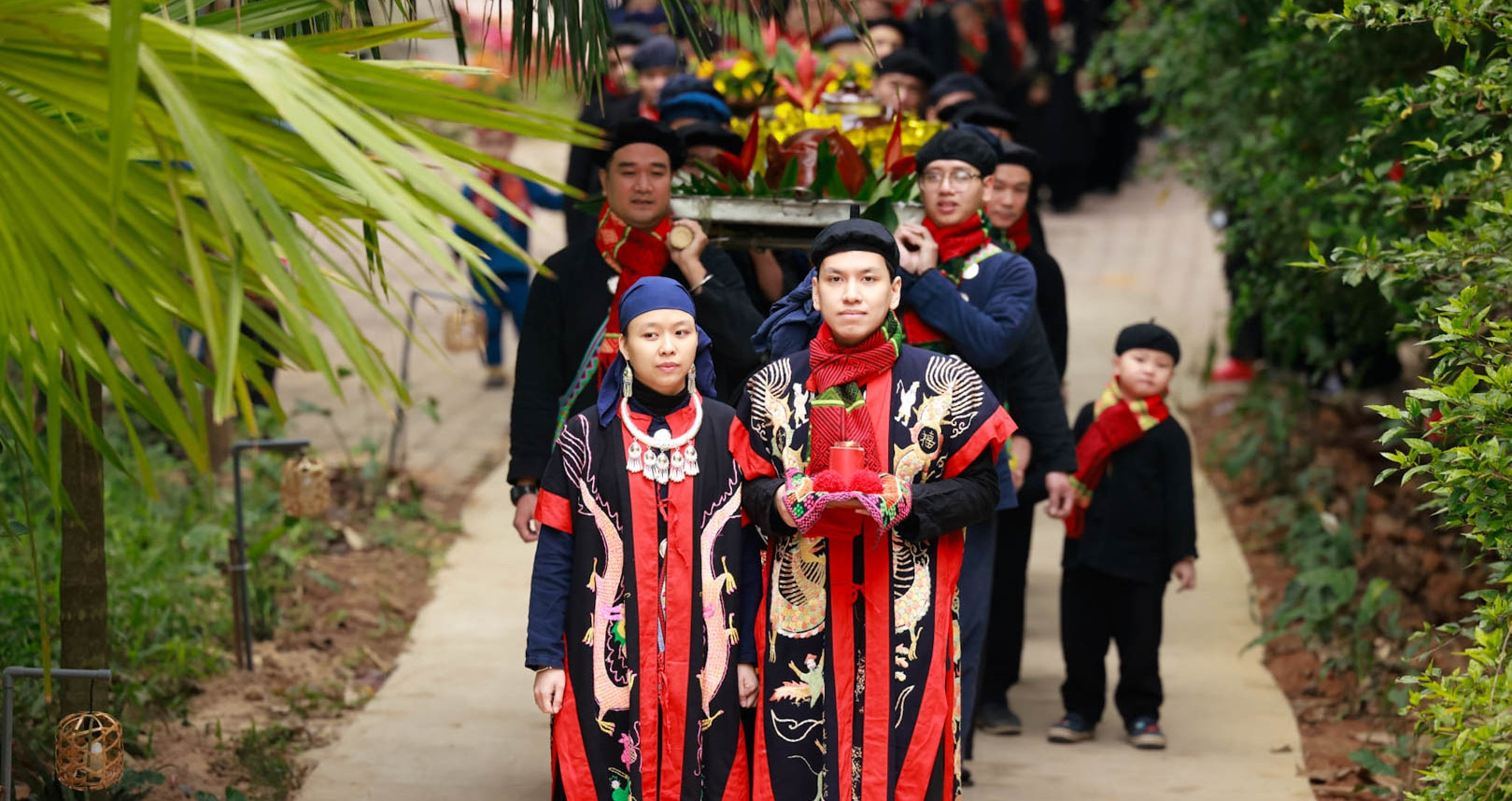 Về ngôi làng ăn chung, dùng đồ chung, tiền kiếm được cho vào quỹ chung