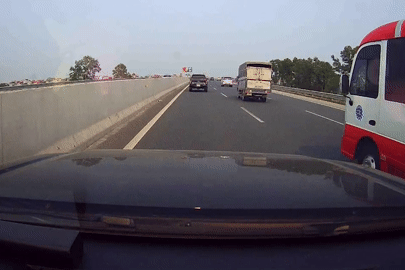 Xe khách vượt ẩu, suýt gây tai nạn cho ô tô con trên cao tốc Hà Nội – Hải Phòng