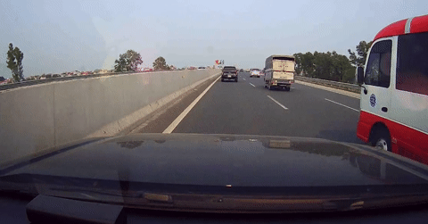 Xe khách vượt ẩu, suýt gây tai nạn cho ô tô con trên cao tốc Hà Nội – Hải Phòng