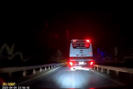 Xe máy tông trực diện ô tô khách, 2 thanh niên tử vong