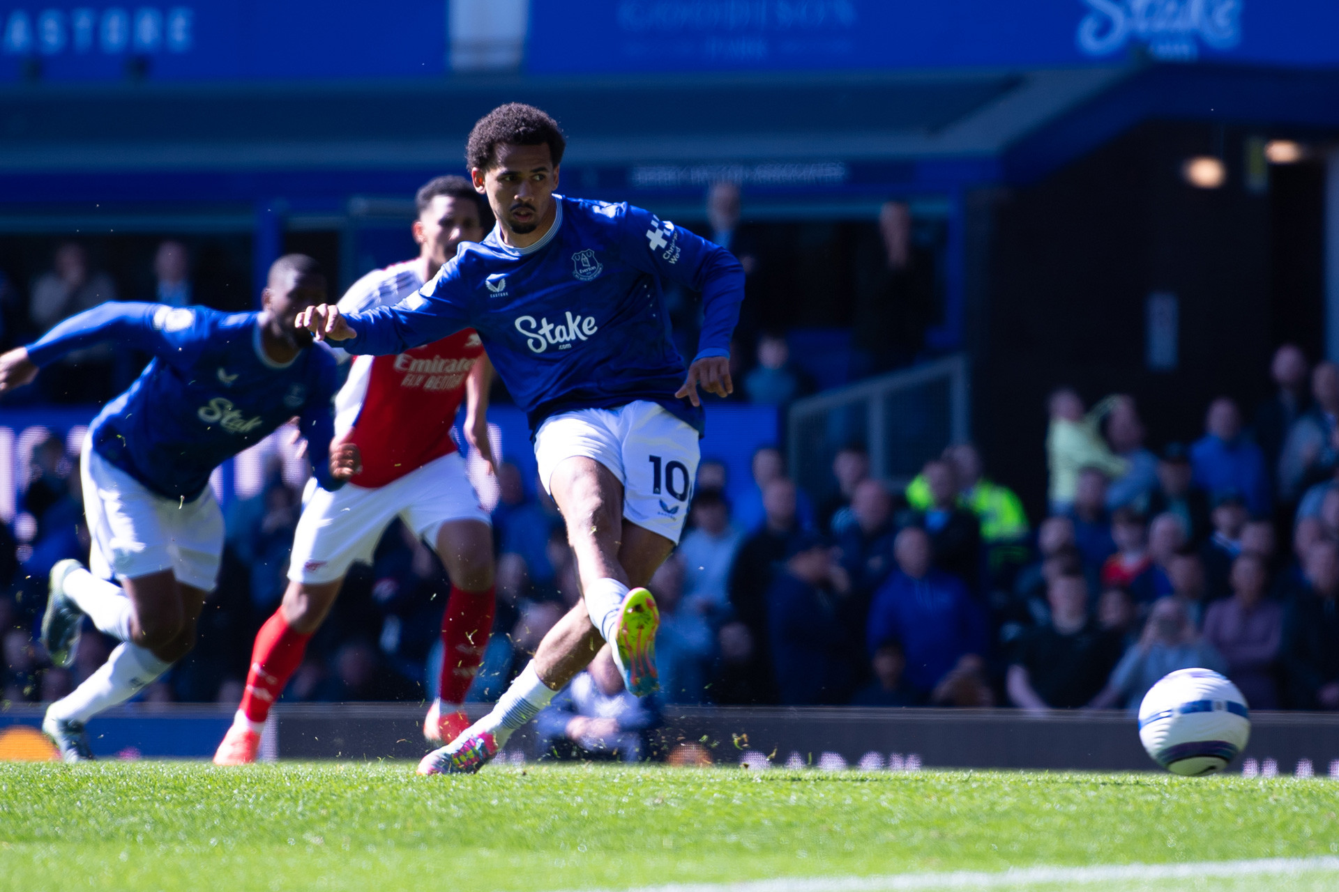 X.@Everton. Ndiaye Everton Arsenal.jpg