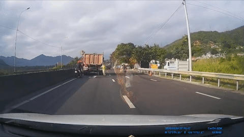 Khởi tố nam thanh niên đi xe SH tông CSGT rồi bỏ chạy